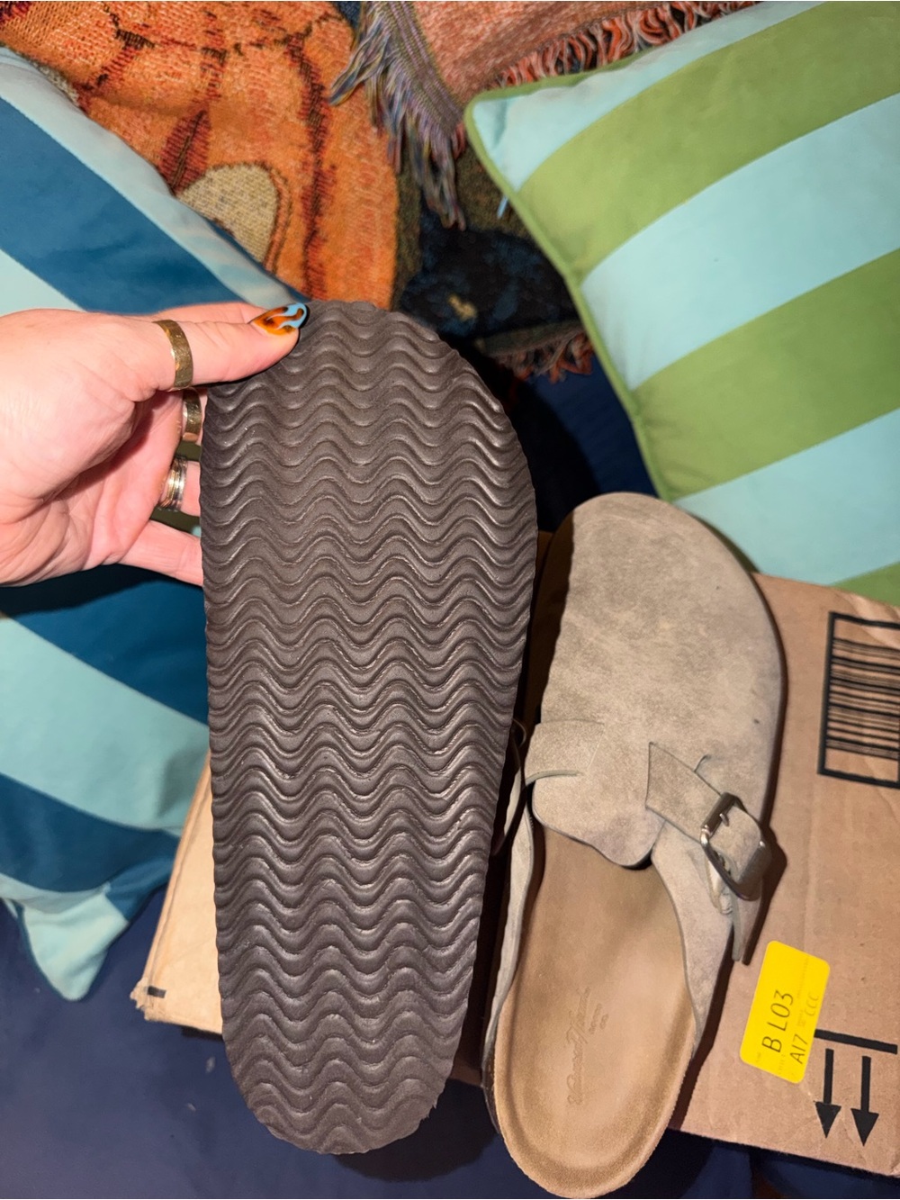 Universal Thread Moccasin Slides - Picture 3 of 6